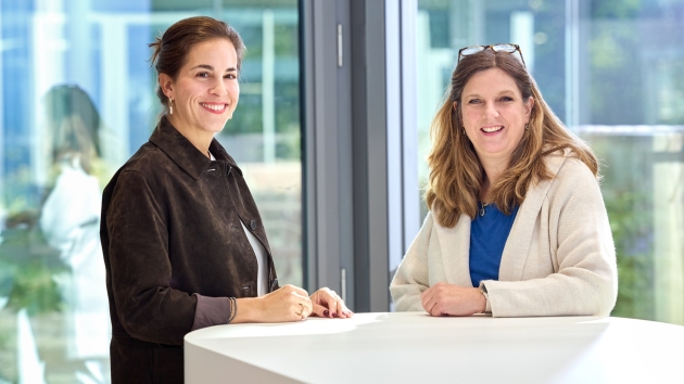 Transparenz als Markenstrategie: Beiersdorf über den Nutzen des EcoBeautyScore - Lucie Wegener (l.), Global Associate Director Nivea Sustainability, und Dorle Bahr (r.), Head of Environmental Strategy & Reporting - Quelle: Henriette Pogoda Fotografie